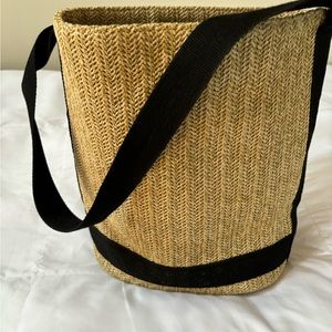 Summer straw bucket bag with drawstring.